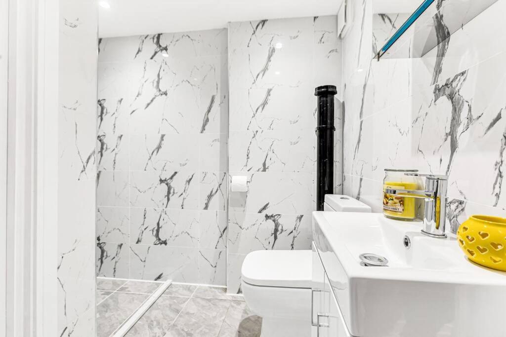 Luxstay Holland Park Apartment With Ac London Bagian luar foto