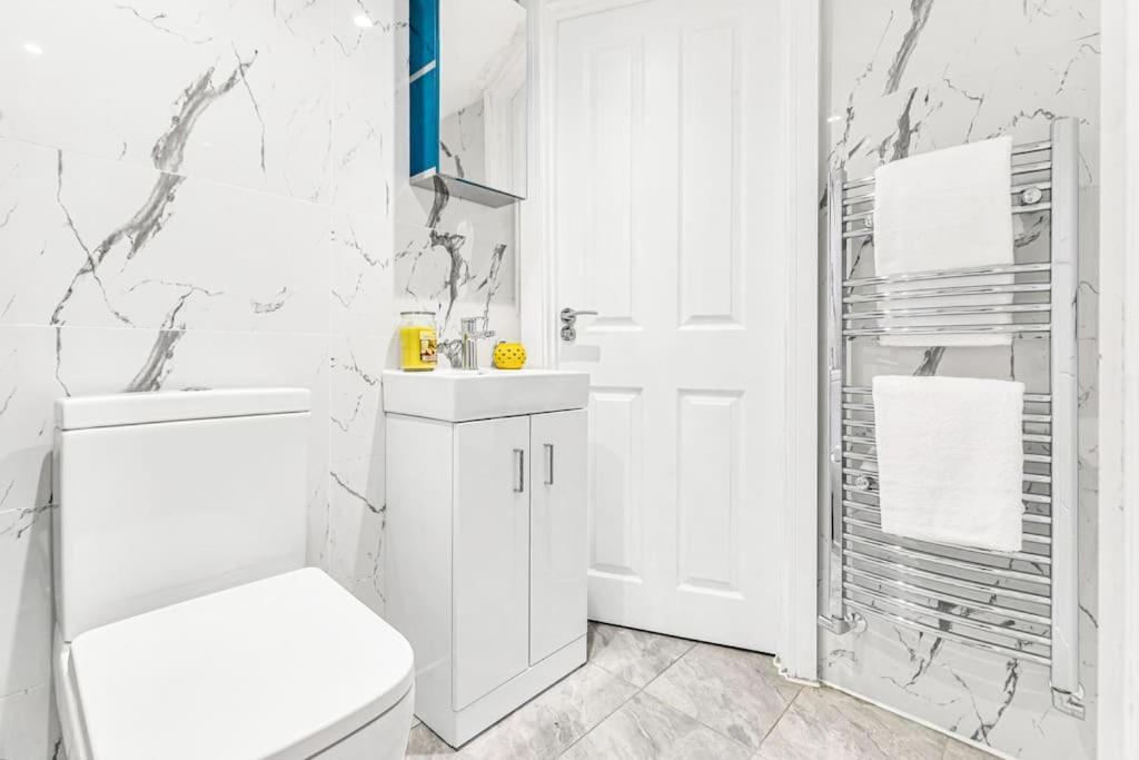 Luxstay Holland Park Apartment With Ac London Bagian luar foto