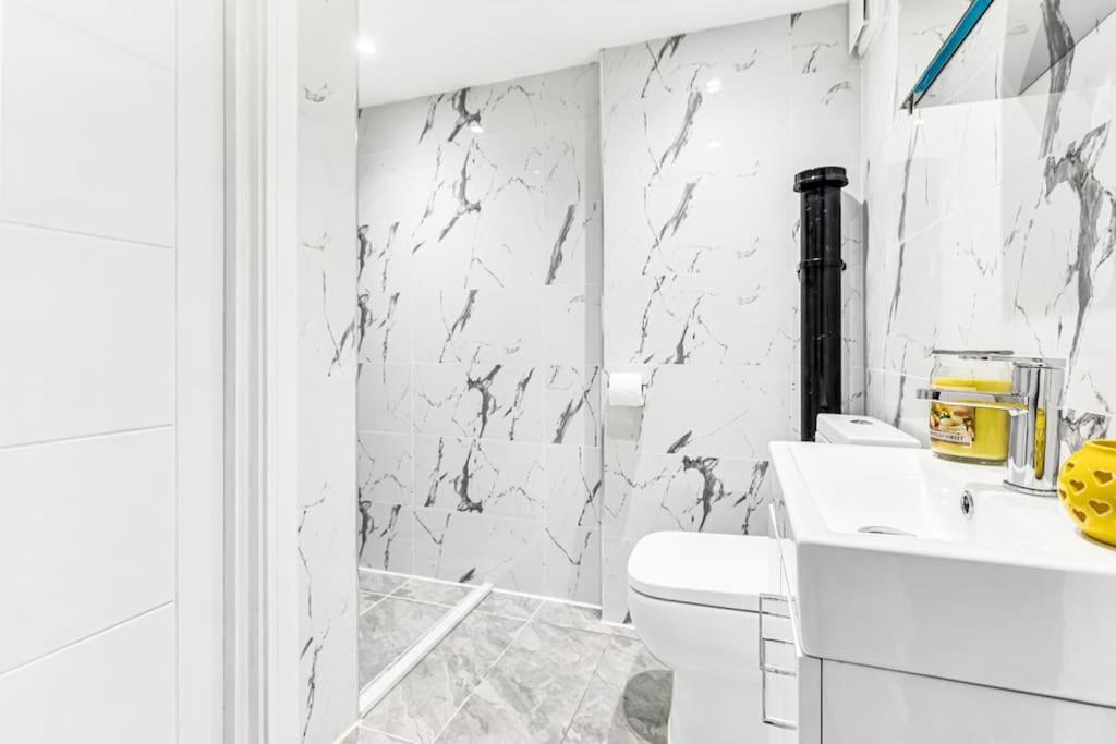 Luxstay Holland Park Apartment With Ac London Bagian luar foto